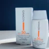 کرم ضدآفتاب بی‌رنگ ژیناژن مدل SPF50، مناسب پوست‌های معمولی و خشک، حجم 50 میلی‌لیتر
